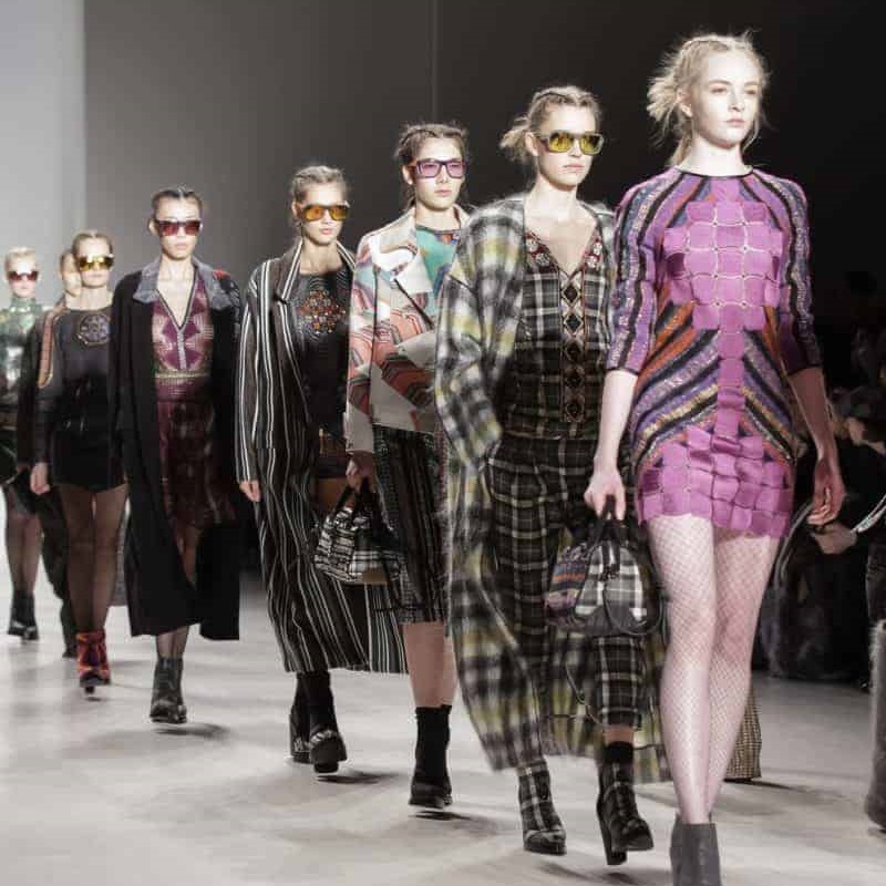 Tương lai vạn biến của ngành công nghiệp thời trang thế giới