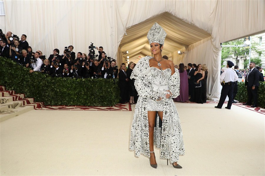 red-carpet-met-gala-2082-rihanna-superjumbo