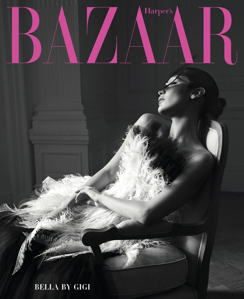Bella Hadid với đầm và mặt nạ Dior Haute Couture, nhẫn Dior Fine Jewelry.