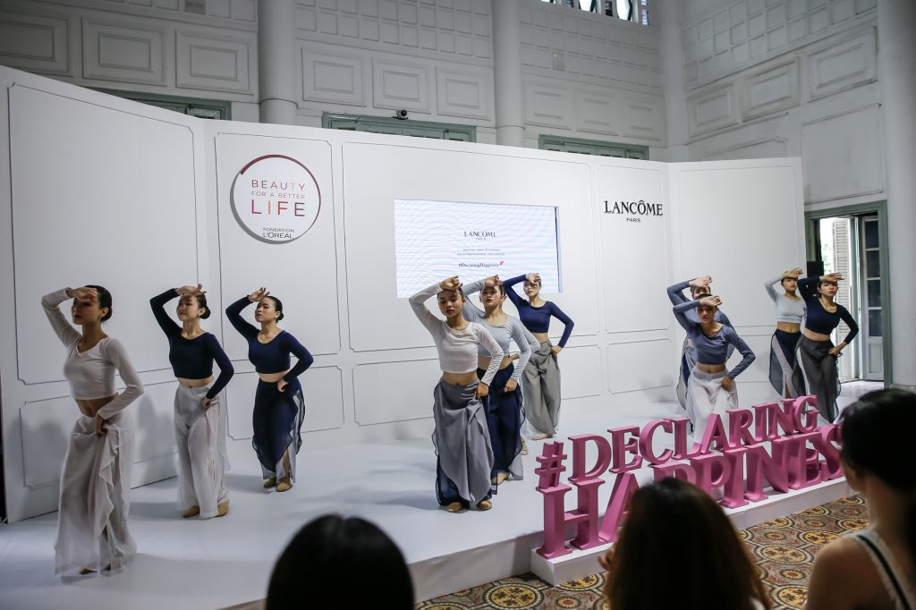 Màn múa đương đại của các nữ học sinh trường múa TP Hồ Chí Minh.