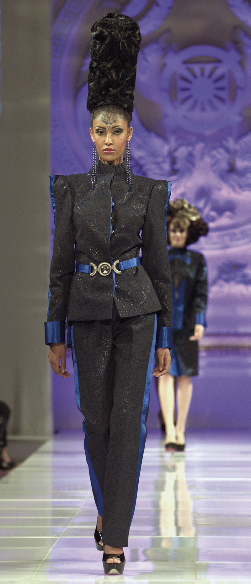 Thời trang cao cấp Andres Aquino được gọi là “wearable couture”