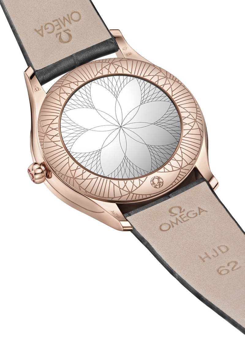 Mặt sau của vỏ đồng hồ được làm bằng kính, khắc nổi thiết kế “Her Time” đầy tinh xảo