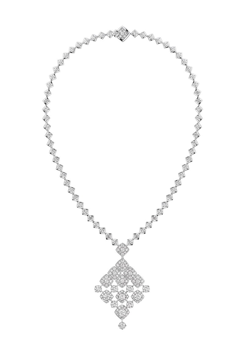 signature de chanel collier signature dangling fond blanc