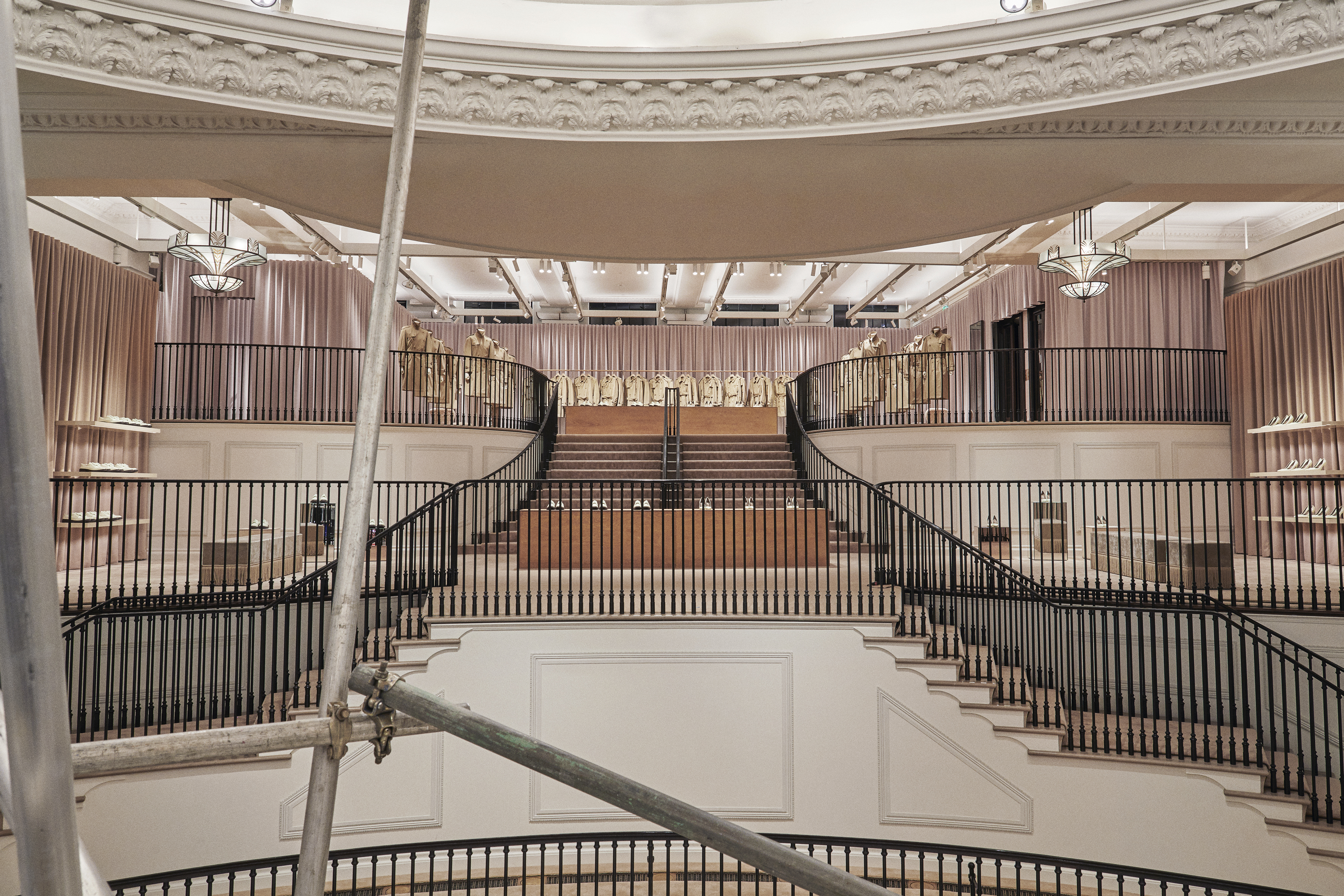 burberry-reimagines-its-regent-street-flagship-store_002