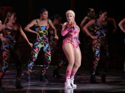 ca sỹ Nicki Minaj mặc trang phục Versace hình ảnh 2