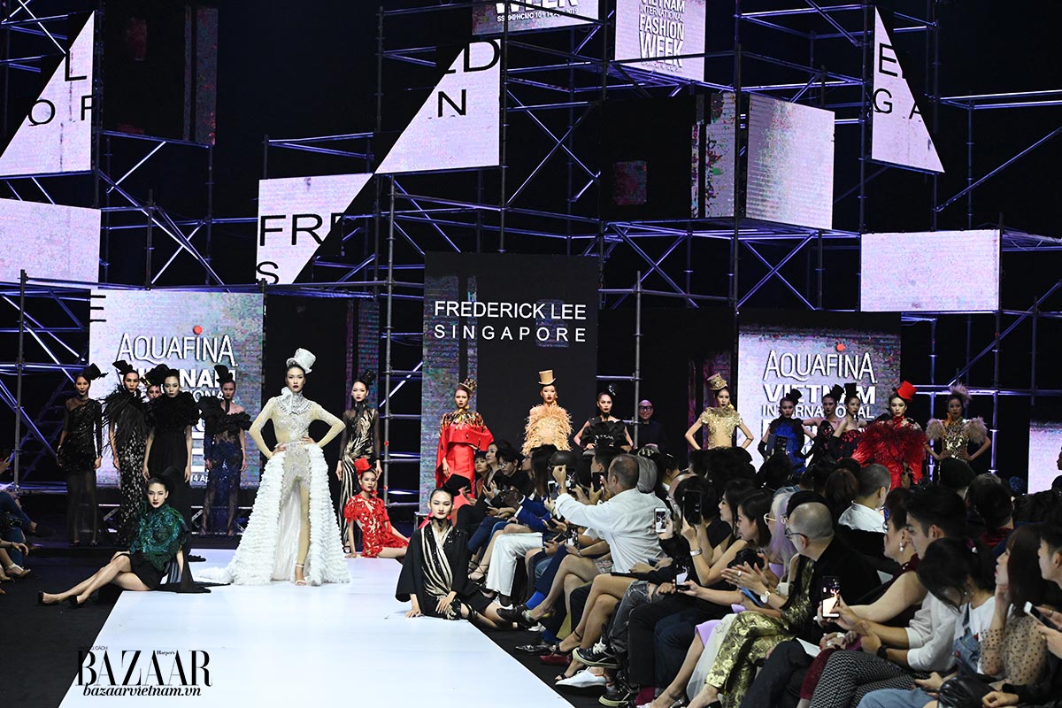 Các người mẫu tạo dáng độc đáo kết show Frederick Lee tại tuần lễ thời trang Quốc tế Việt Nam Xuân Hè 2019.