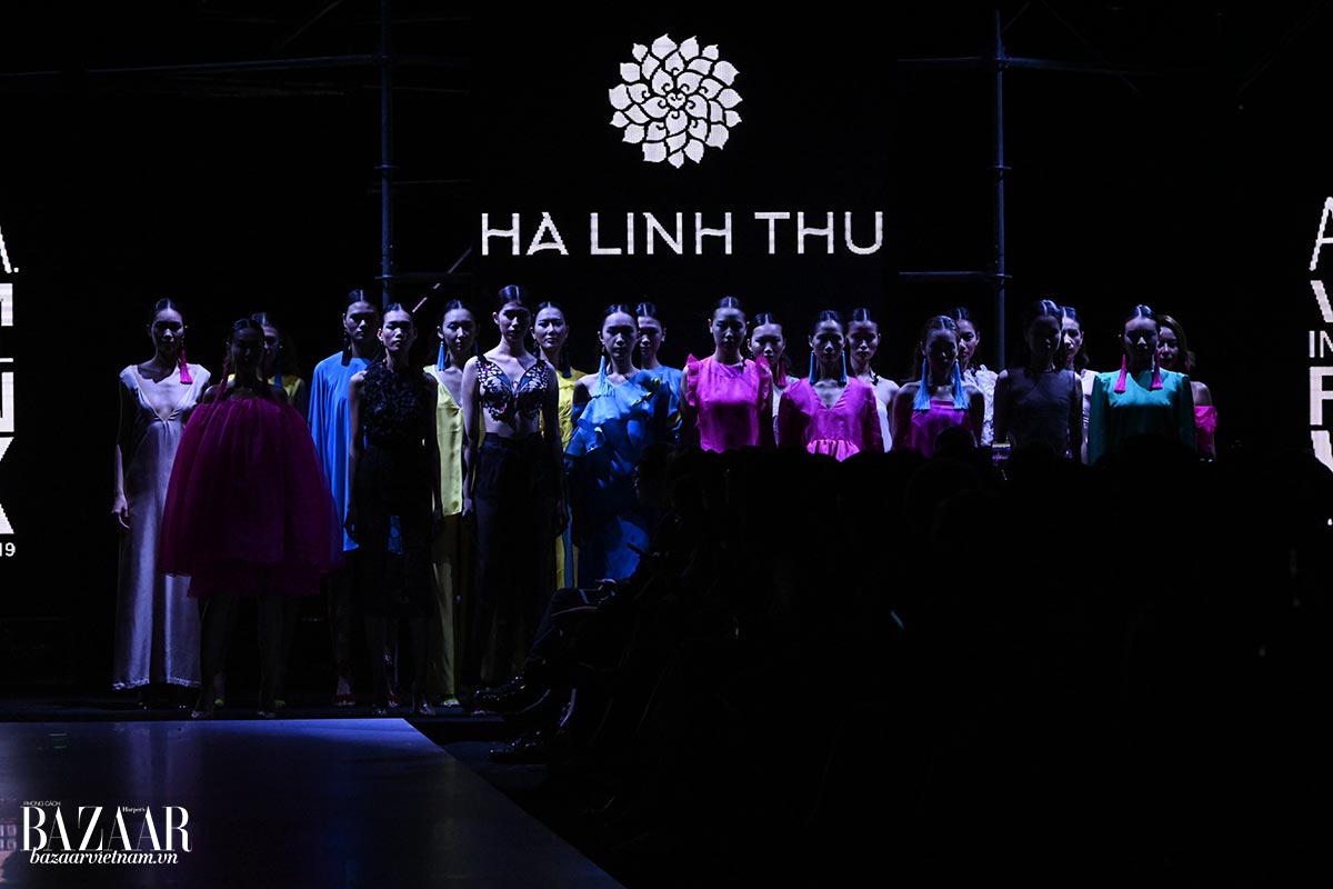 Hiệu ứng ánh sáng ma mị làm nổi bật màu sắc rực rỡ của BST Hà Linh Thư tại AVIFW Xuân Hè 2019