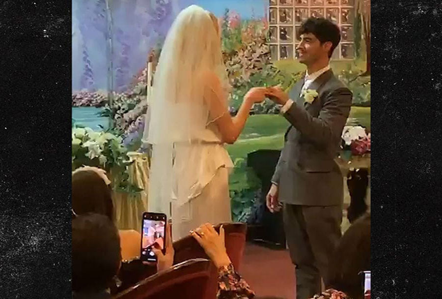Hình ảnh rò rỉ từ đám cưới bí mật của Joe Jonas & Sophie Turner