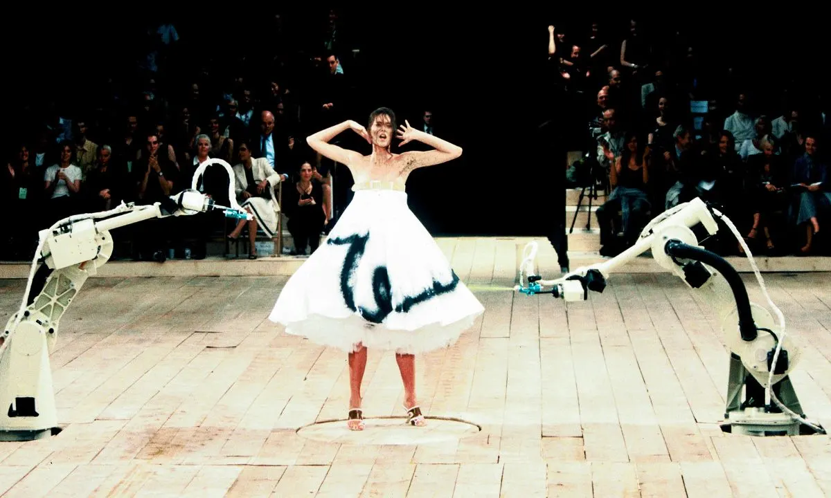 Alexander McQueen đem 2 rô-bốt phun sơn lên sân khấu Ready-to-Wear Spring/Summer 1999