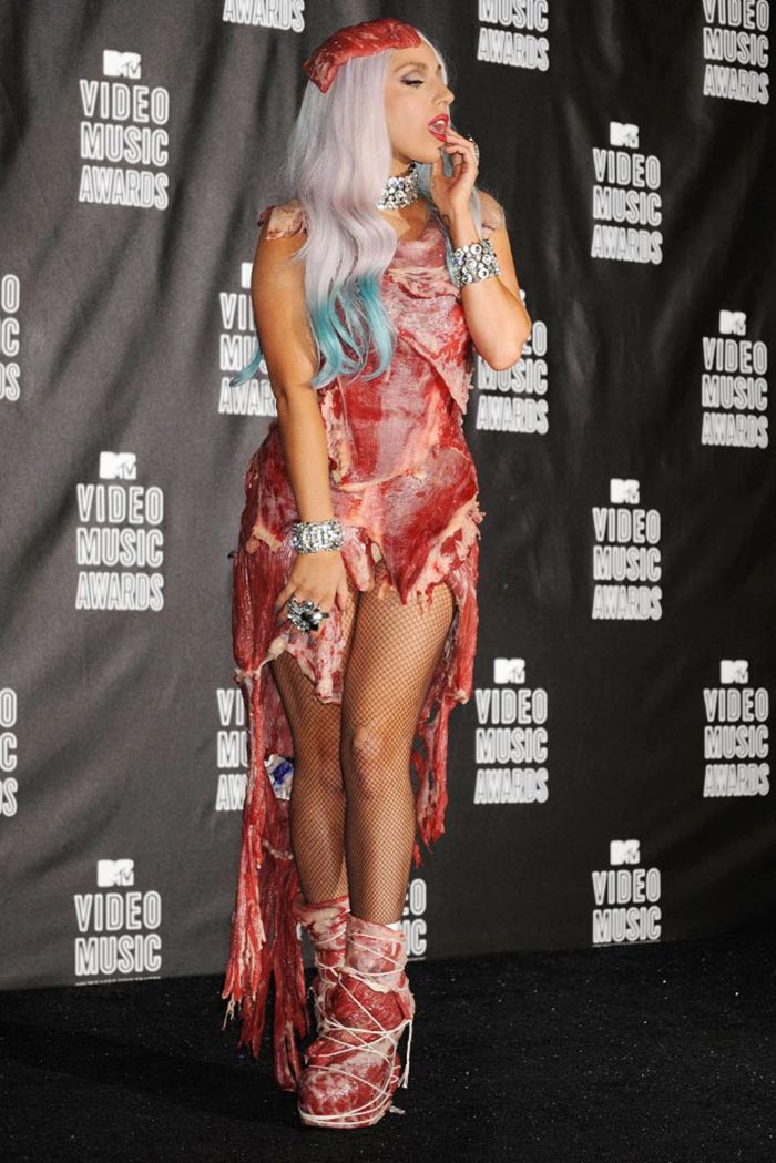 Ca sỹ Lady Gaga mặc chiếc váy thịt sống của nhà thiết kế Franc Fernandez