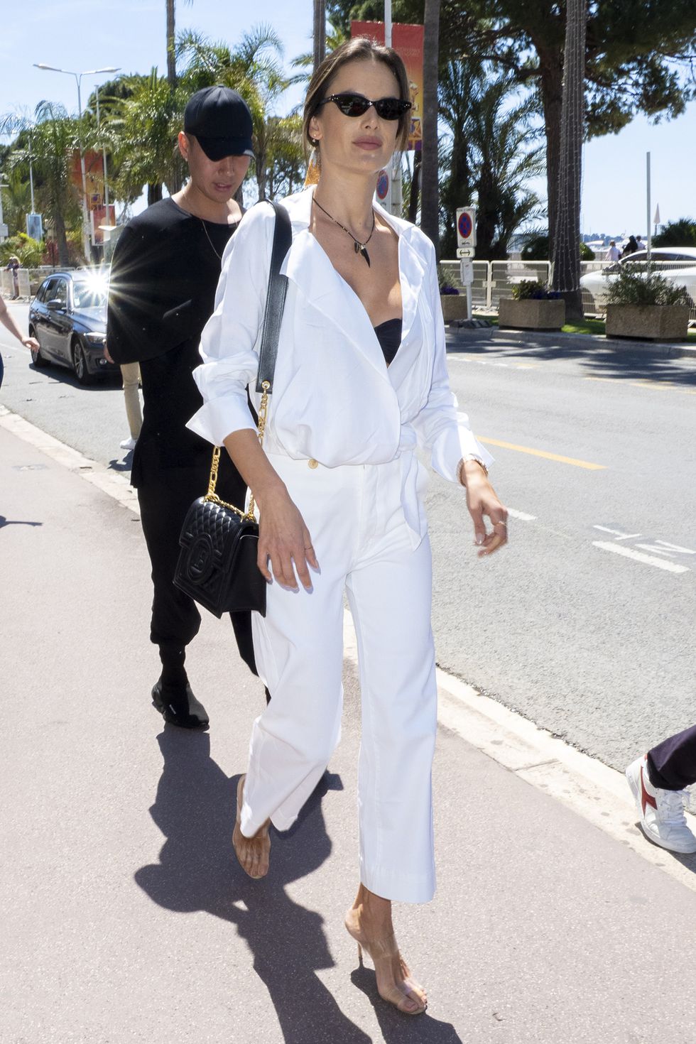 Siêu mẫu Alessandra Ambrosio chọn một trang phục trắng dài tay để che nắng lại không bị nóng.