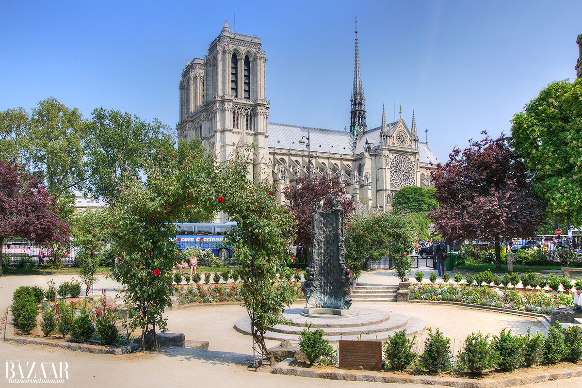 Góc nhìn của nhà thờ Đức Bà Notre Dame - Đi du lịch Paris 1