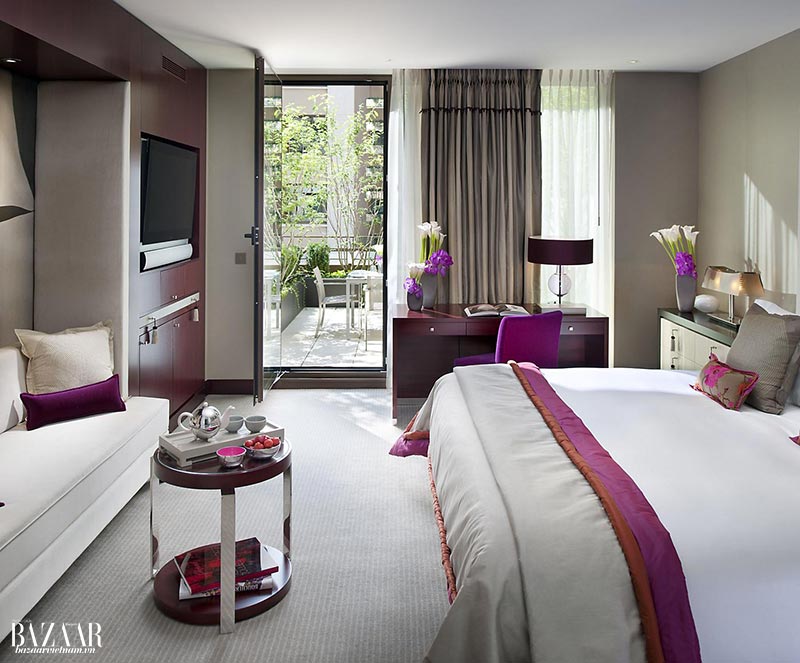 Một căn phòng có ban công thoáng đãng của khách sạn sang trọng tại Paris, Mandarin Oriental Paris