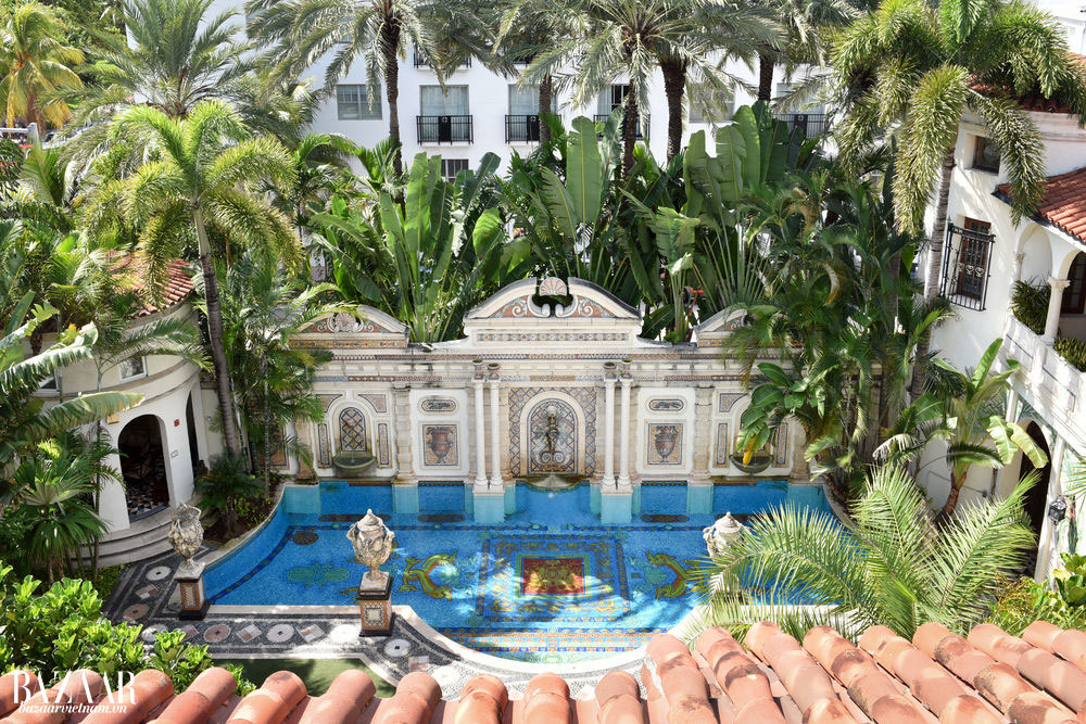 Toàn cảnh hồ bơi dát vàng 24k của The Villa Casa Casuarino. Đây vốn là một khách sạn, được Gianni Versace mua lại và đập đi để tạo diện tích cho hồ bơi.