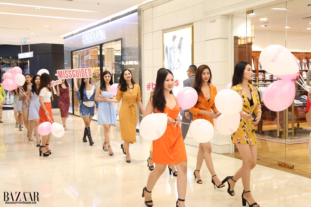 Các hot girl còn "quậy tưng" Saigon Centre khi đi dạo vòng quanh TTTM với khẩu hiệu MISSGUIDED