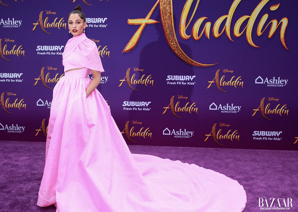 Naomi Scott mặc đầm hồng Brandon Maxwell tại buổi công chiếu ra mắt Aladdin ở Los Angeles, 21/5/2019