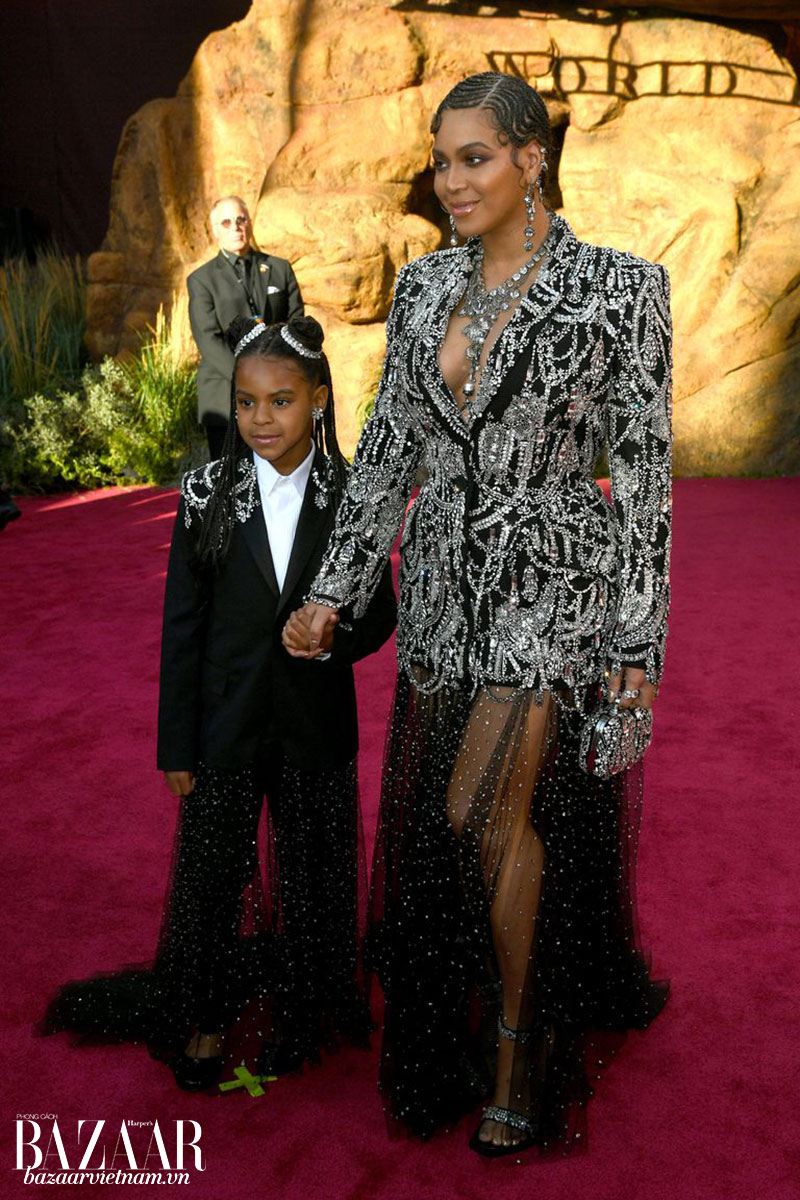 Beyoncé và con gái Blue Ivy mặc đồ đôi lên thảm đỏ ra mắt phim live action Lion King