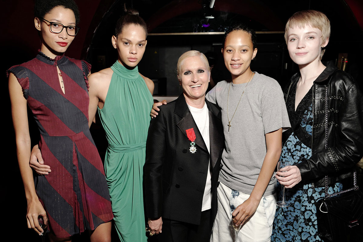 Maria Grazia Chiuri bên những người mẫu vừa trình diễn show Haute Couture của Dior tại Paris