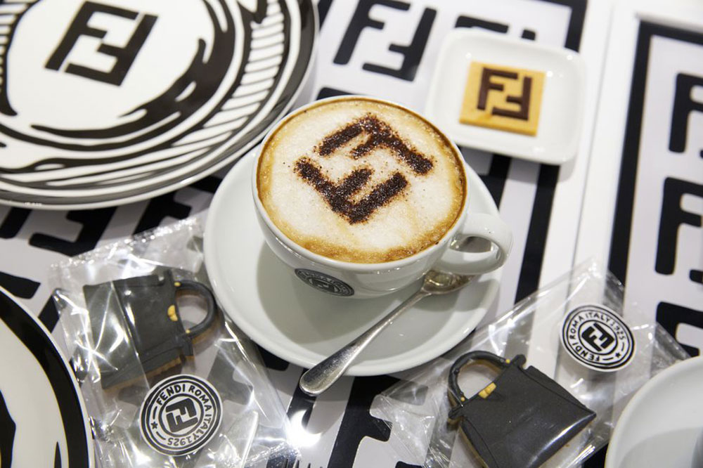 Tách cà phê nổi bật nhất Instagram mùa hè này, bên cạnh chiếc bánh quy hình túi Fendi