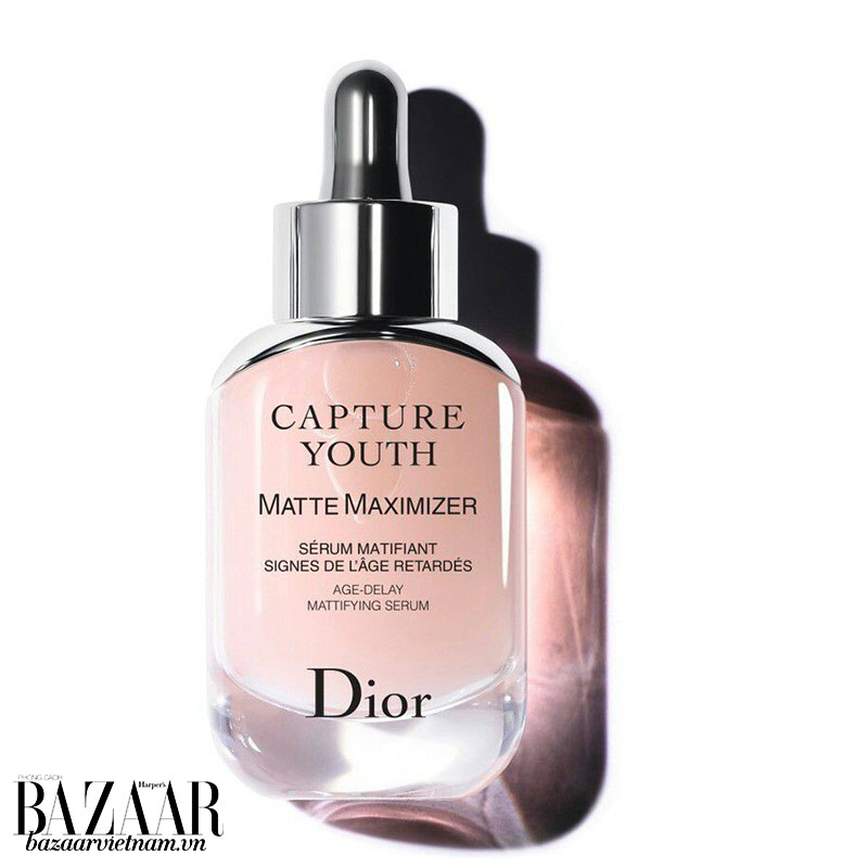 Serum Dior Capture Youth Matte Maximizer. Chứa axít lactic từ đường mía, đất sét hồng và kẽm gluconate, giúp hút dầu thừa và kiểm soát bã nhờn.