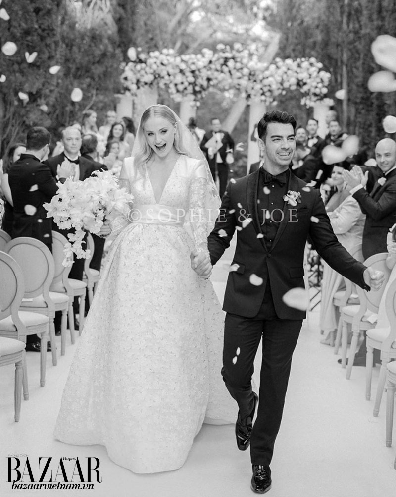 Áo cưới Louis Vuitton chính là lựa chọn của những cô dâu sành điệu và thích sự tinh tế. Hãy cùng ngắm nhìn qua bộ ảnh này, bạn sẽ không thể rời mắt khỏi những thiết kế sang trọng, quý phái và đẳng cấp của thương hiệu nổi tiếng này.