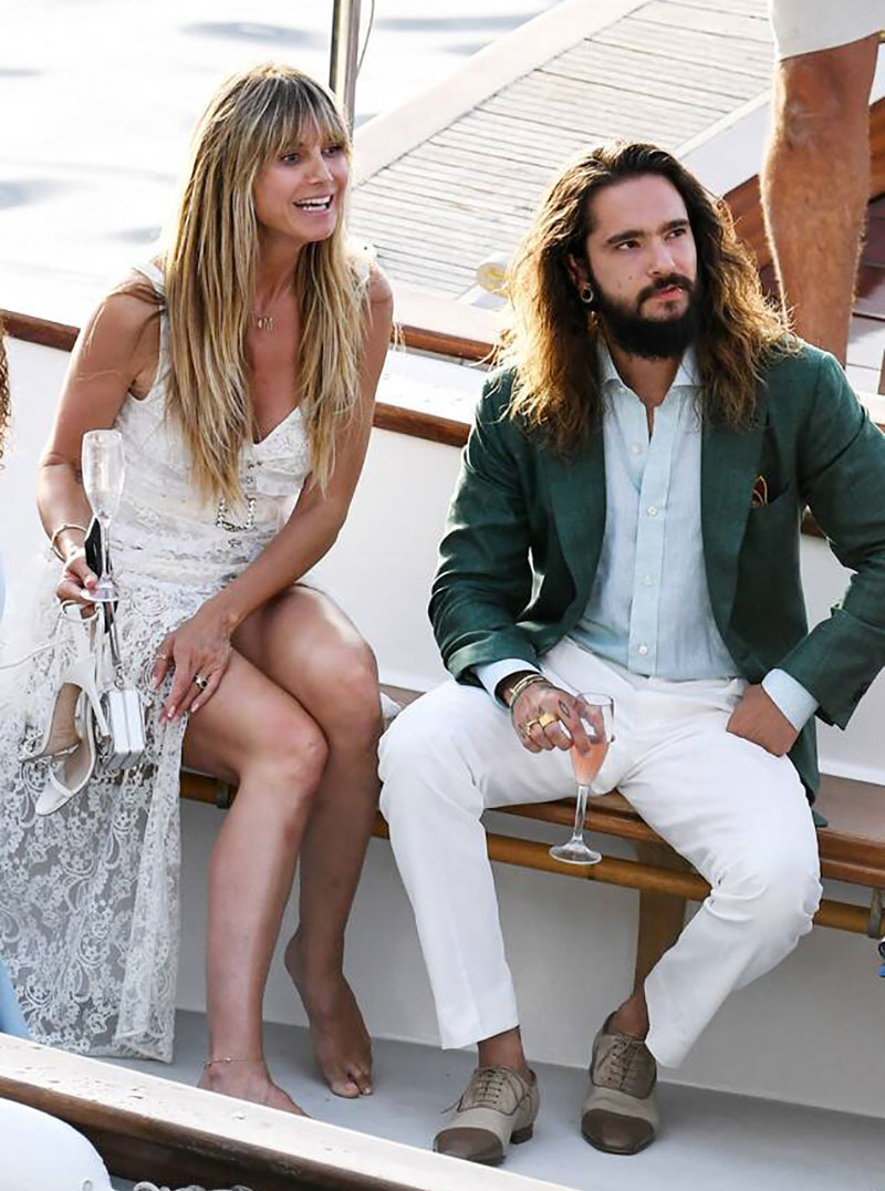 Heidi Klum tiếp tục diện váy trắng trong suốt chuyến nghỉ dưỡng tại Ý. Tom chọn áo vest mùa hè, nhẹ nhưng vẫn lịch lãm.