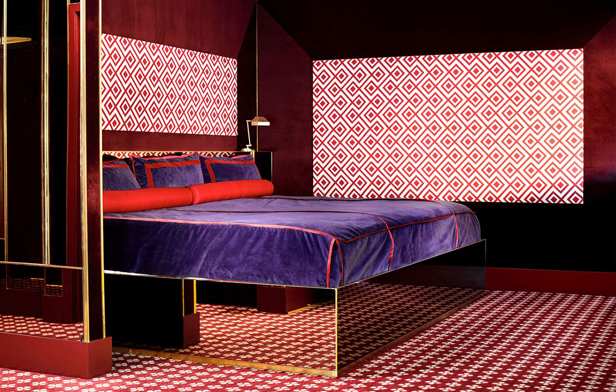 Chiếc giường ngủ ngoại cỡ của Cara Delevingne. Tất nhiên, chăn nệm trải giường cũng phải được thiết kế riêng cho vừa vặn.
