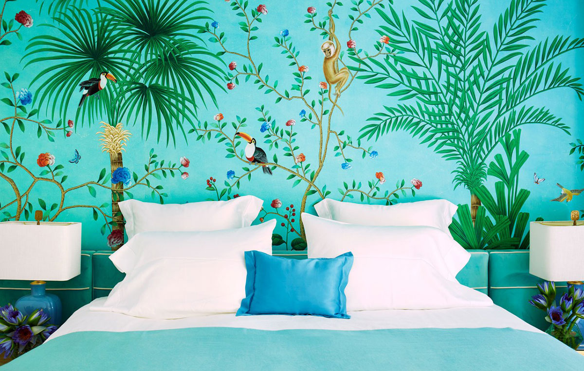 Phòng ngủ của Poppy Delevingne có tông màu trắng-xanh làm chủ đạo. Giấy dán tường de Gournay mô tả thiên đường nhiệt đới.