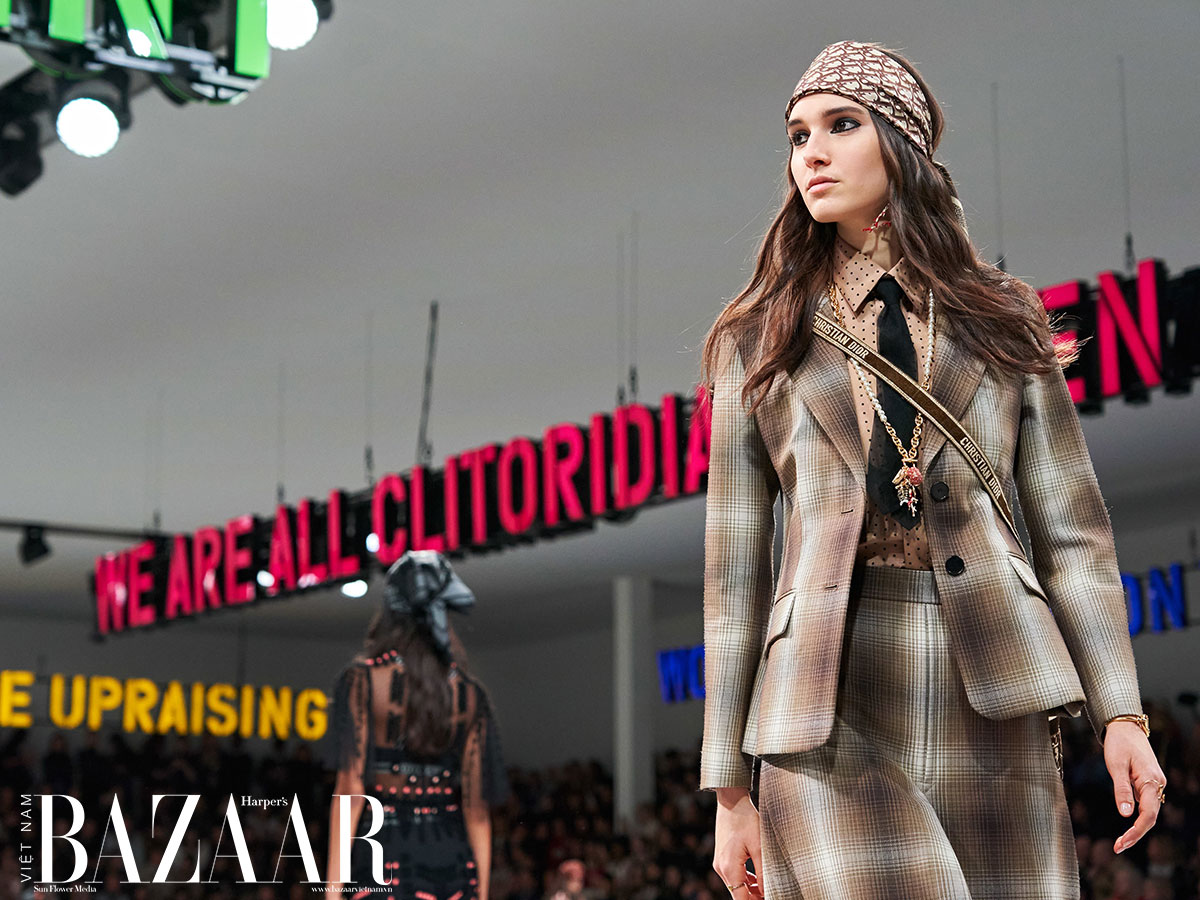Dior luôn dùng sàn diễn thời trang để hô khẩu hiệu. Dự kiến nhà mốt sẽ không bỏ trào lưu này khi set up show thời trang cuối năm 2020. Ảnh: GoRunway.com
