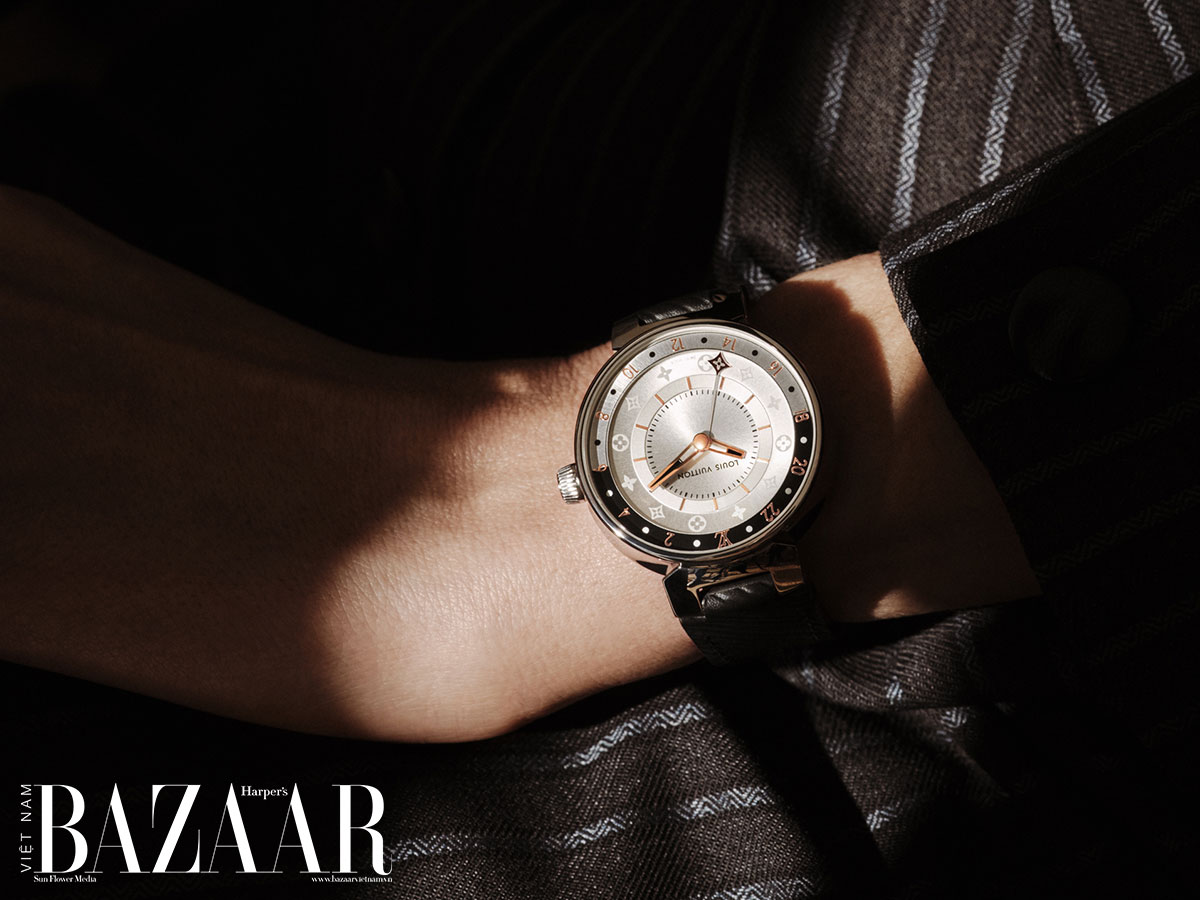 Đồng hồ Louis Vuitton Tambour Moon Dual Time tiện lợi cho chuyến du lịch