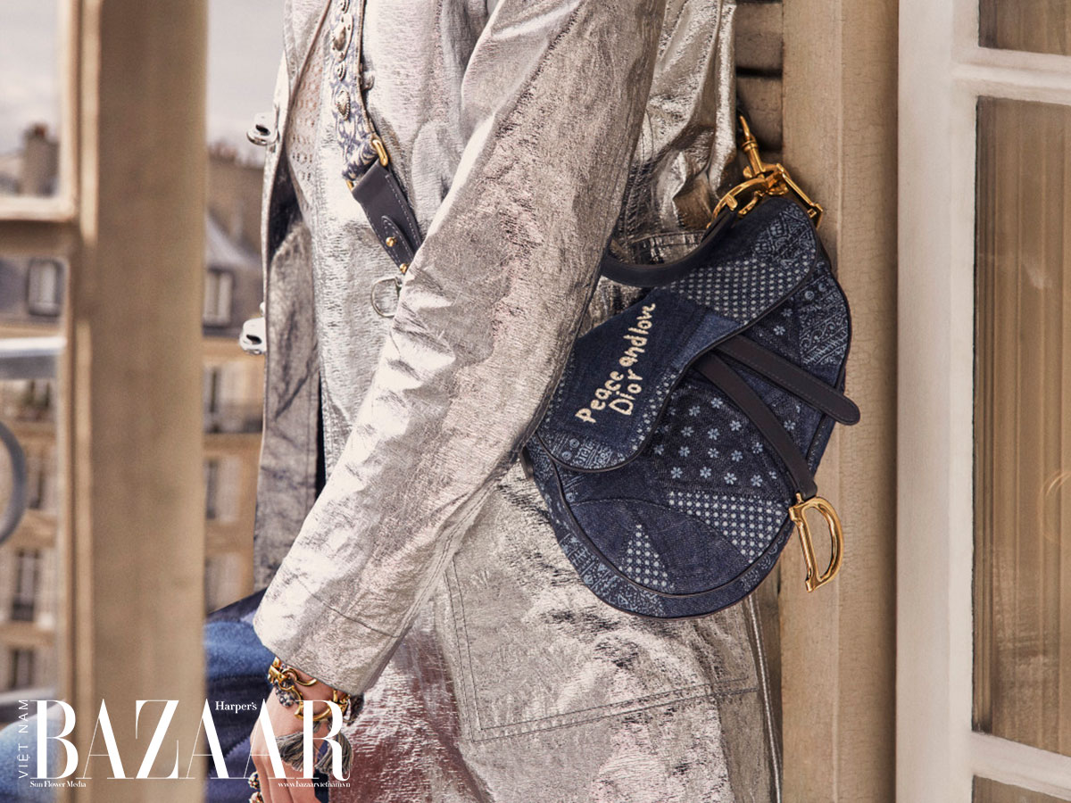 Lịch sử đầy gian truân của túi Saddle Bag của Dior  Harpers Bazaar