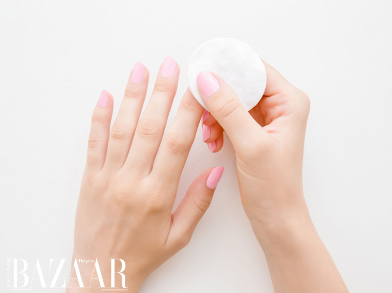 Cách tháo gỡ móng tay gel tại nhà an toàn | Harper's Bazaar
