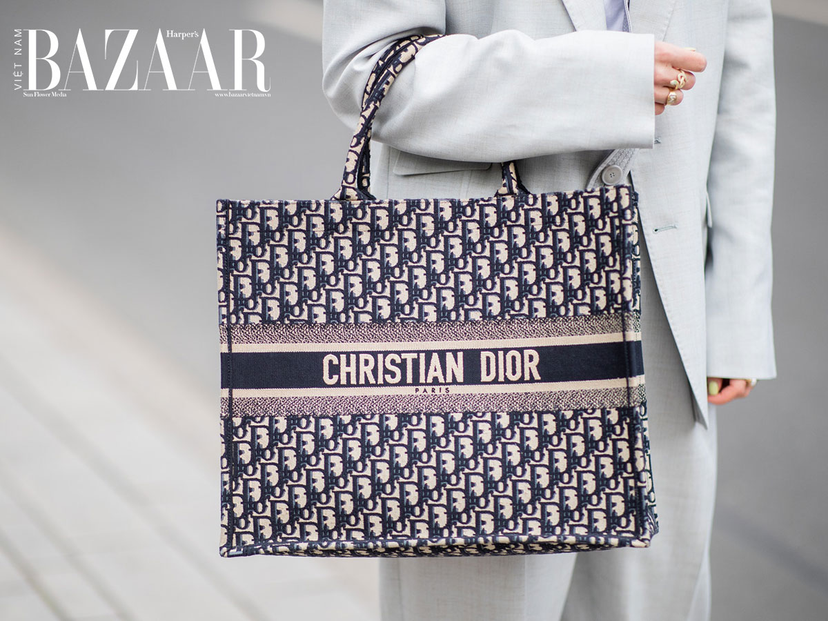 Có nên đầu tư mua túi xách Dior Book Tote? | Harper's Bazaar