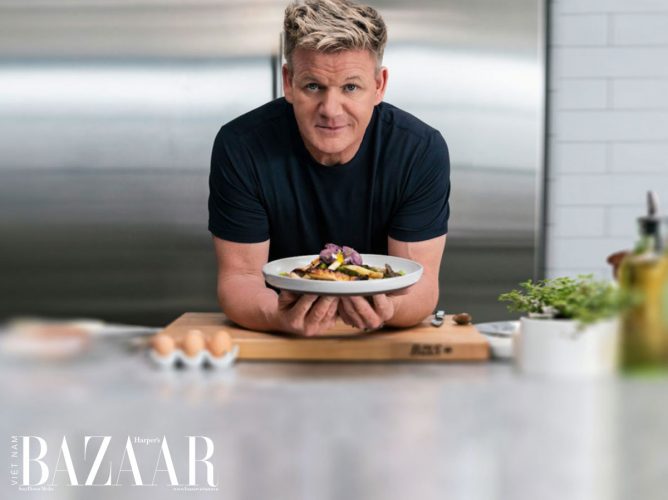 Công thức xào cơm trứng 10 phút của Gordon Ramsay | Harper's Bazaar