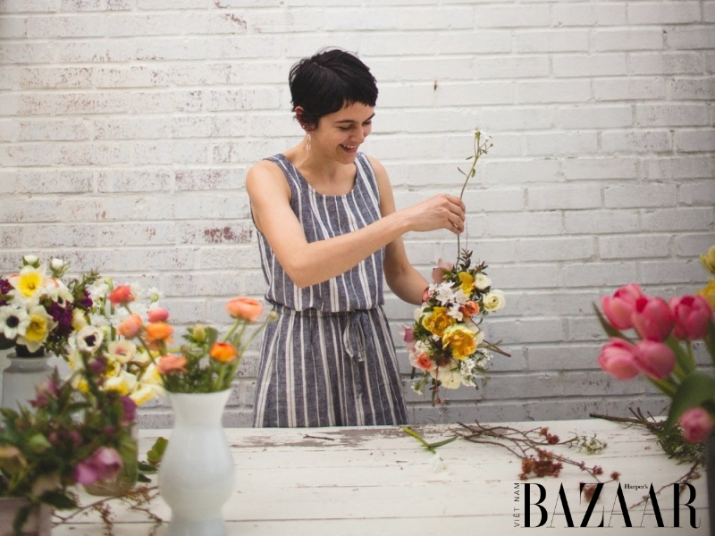 Cách cắm hoa phong thủy để thịnh vượng, bình an | Harper\'s Bazaar