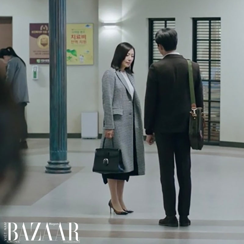 Bộ sưu tập phụ kiện đắt đỏ của Kim Hee Ae trong Thế giới hôn nhân 4