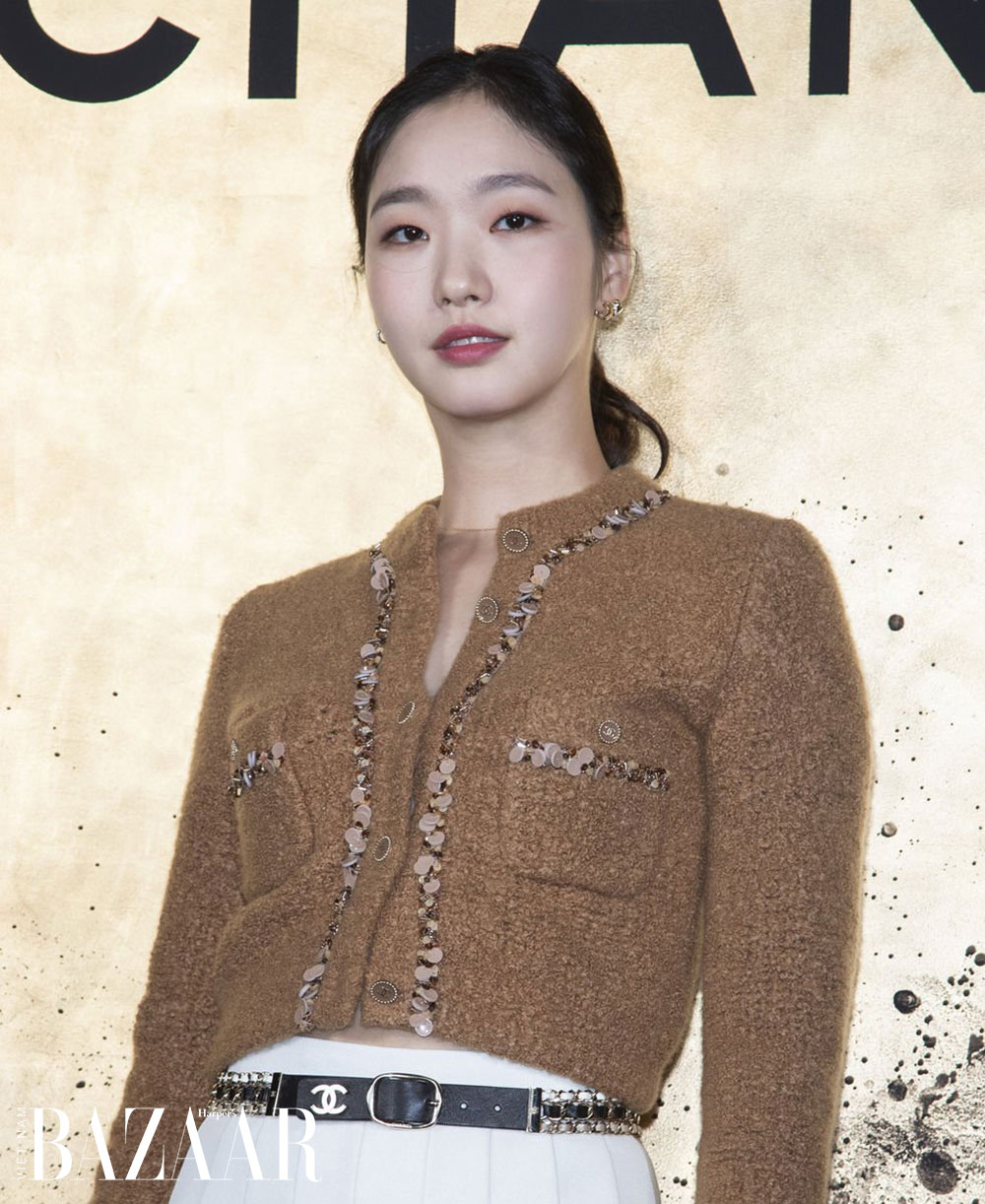 Cách mặc áo khoác vải tweed sang trọng mà trẻ trung như Kim Go Eun 1
