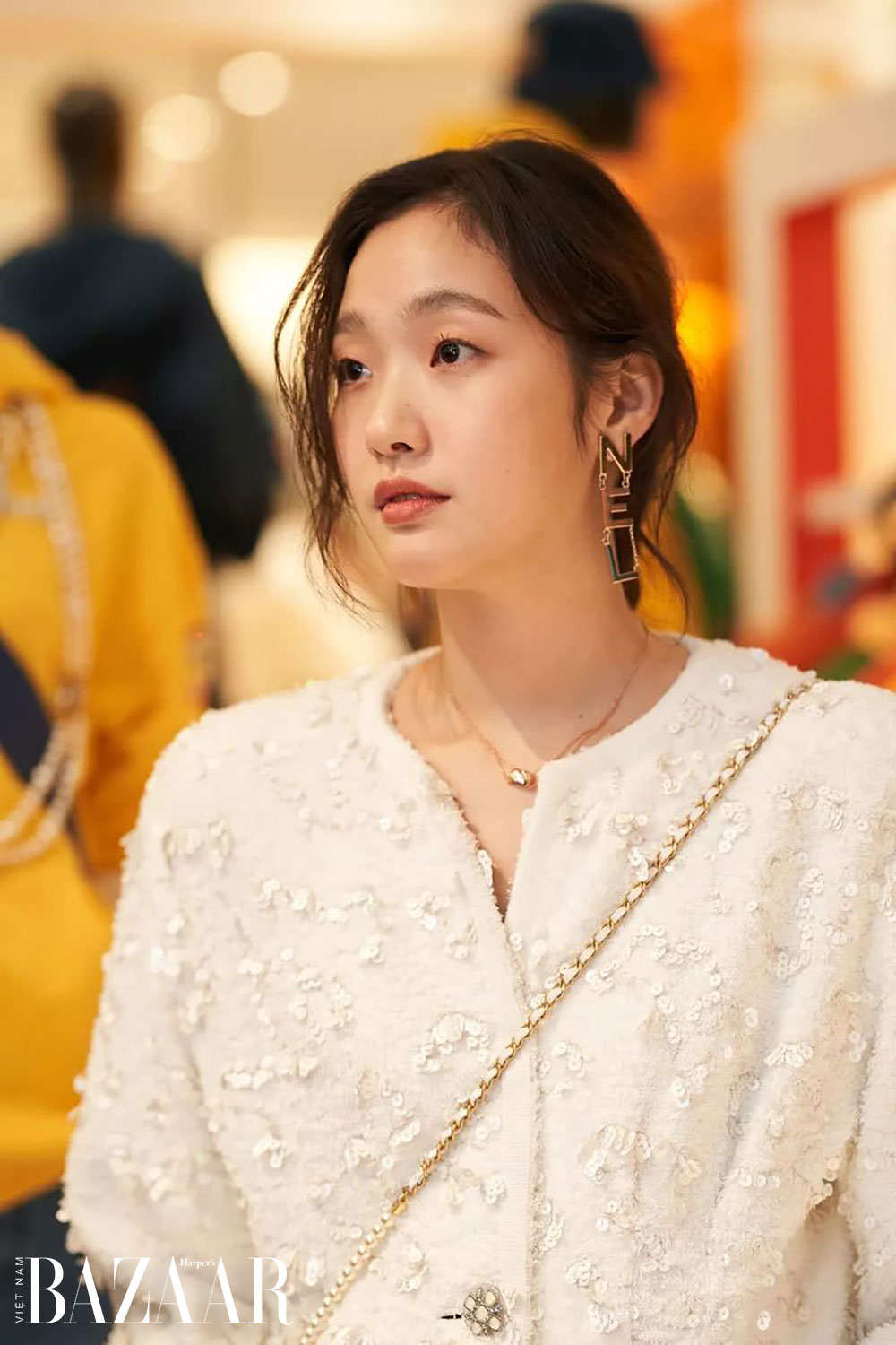 Cách mặc áo khoác vải tweed sang trọng mà trẻ trung như Kim Go Eun 4