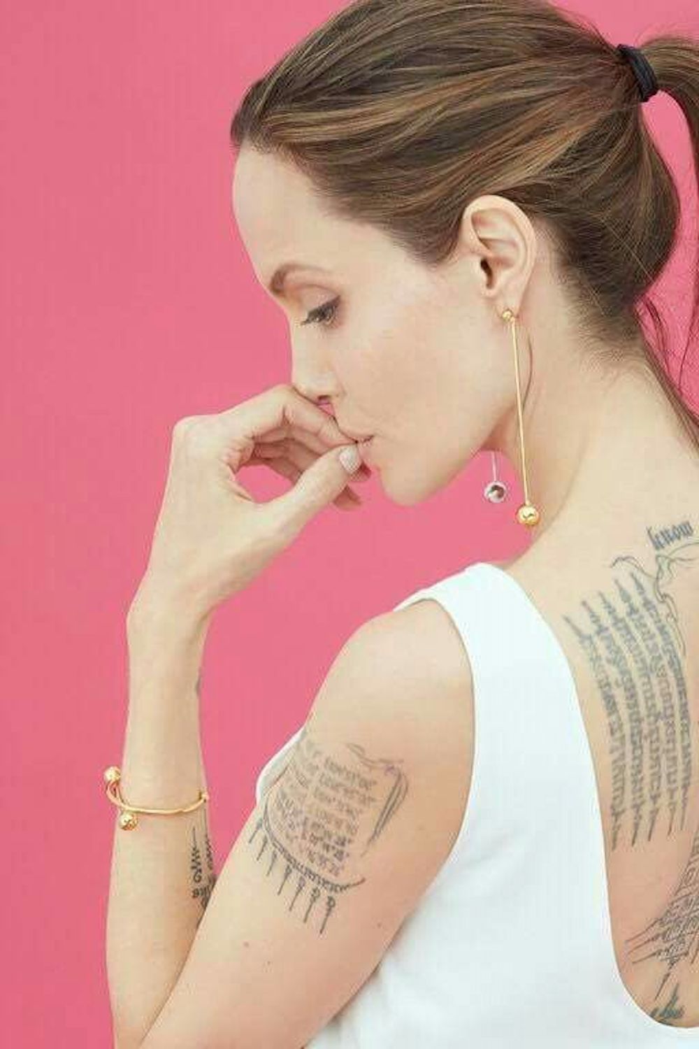 Ý nghĩa tâm linh đằng sau những hình xăm của Angelina Jolie  Harpers  Bazaar
