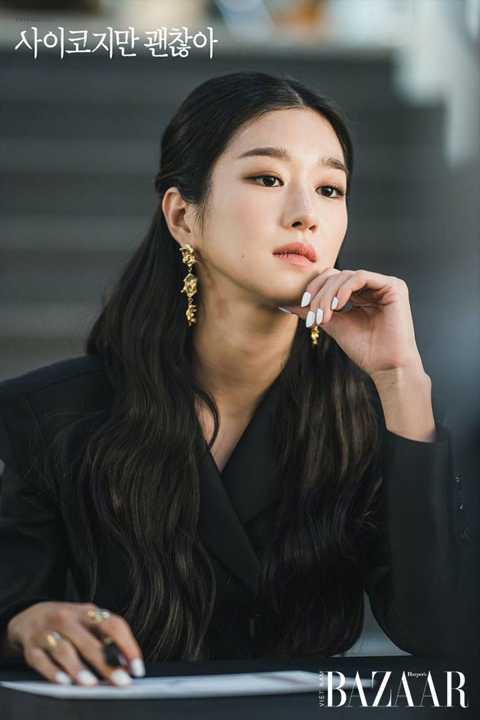 Nữ trang vàng của Seo Ye Ji: Hoa tai trừu tượng