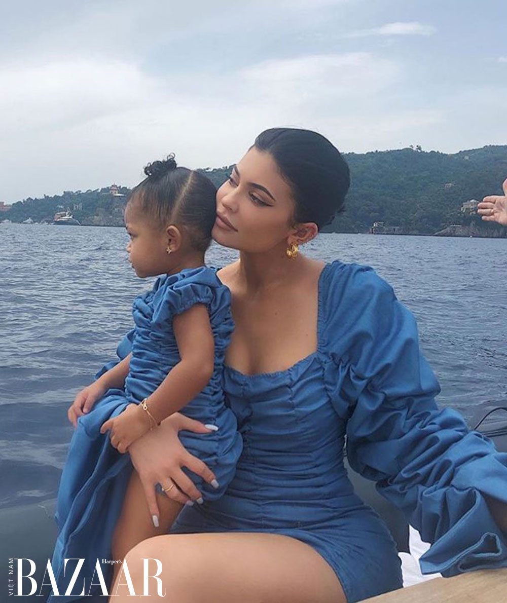 Kylie Jenner mặc váy rút dây cùng con gái