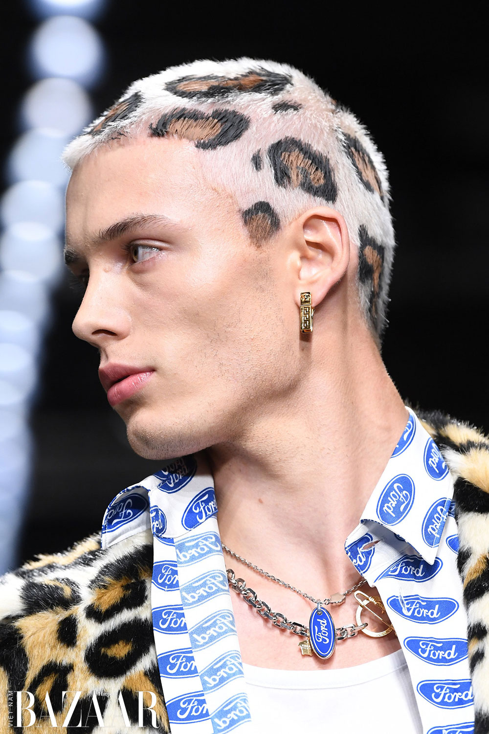 Xu hướng logomania trên mái tóc nam người mẫu tại show Versace