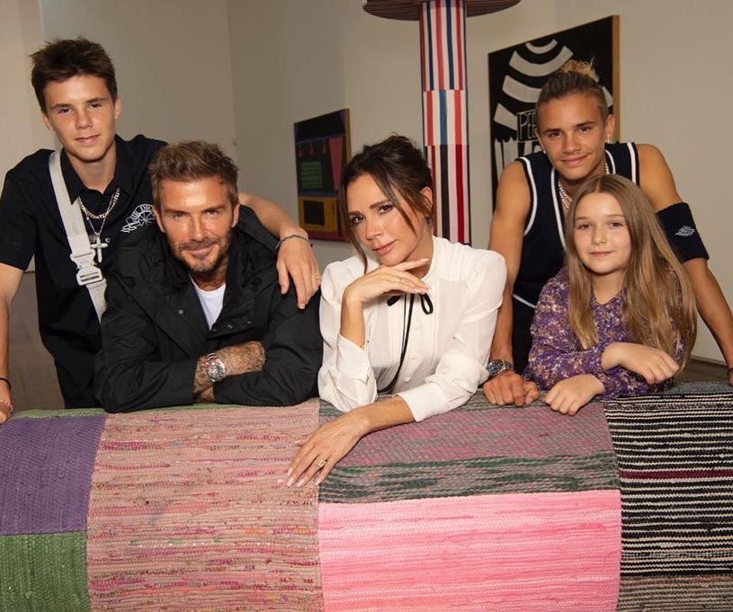David Beckham, Cruz và Romeo Beckham diện toàn Dior dự show Xuân Hè 2021 của mẹ Victoria