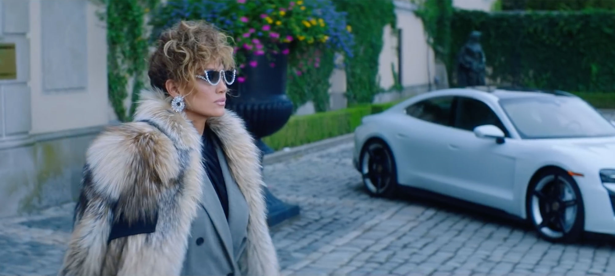 Những bộ cánh sang đẹp khác trong MV Pa Ti của Jennifer Lopez