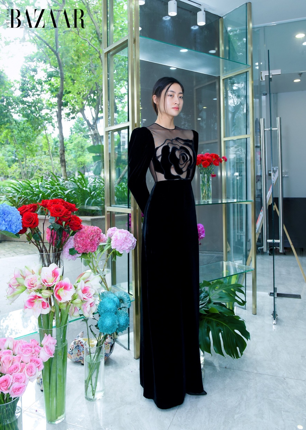 Hà Linh Thư chọn hoa hồng đen làm biểu tượng mùa Thu Đông 2020 1