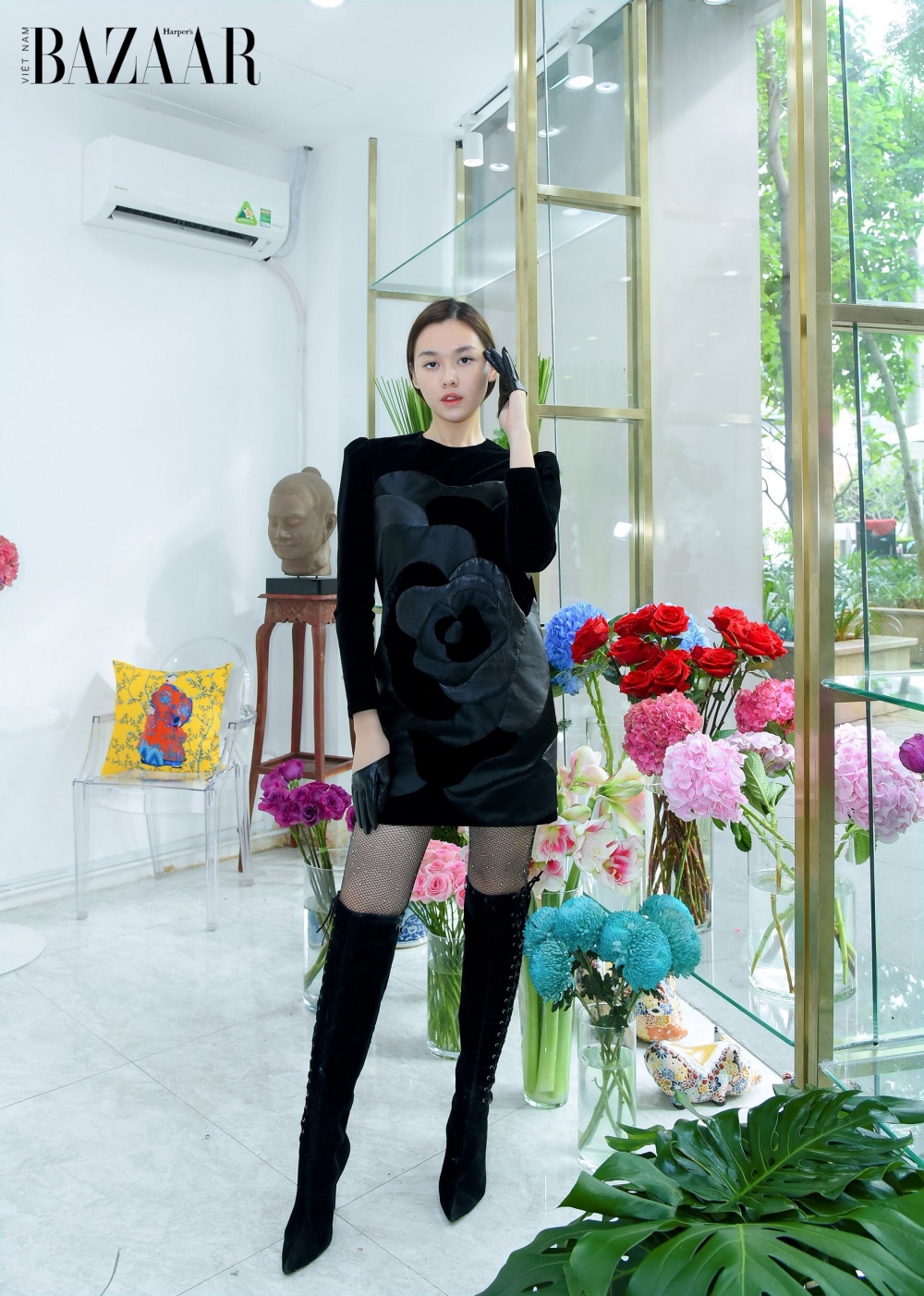Hà Linh Thư chọn hoa hồng đen làm biểu tượng mùa Thu Đông 2020 3