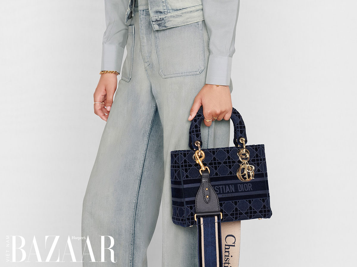Xu hướng túi xách Thu Đông 2020: Túi Dior nhung | Harpers Bazaar