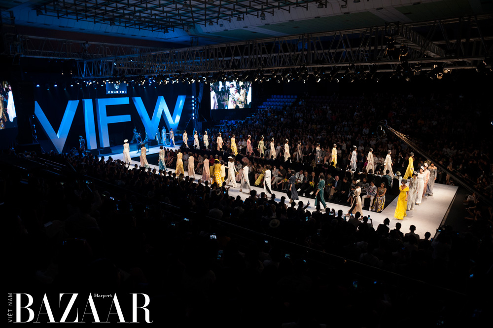 NTK Công Trí mở màn Aquafina Vietnam International Fashion Week 2020 1