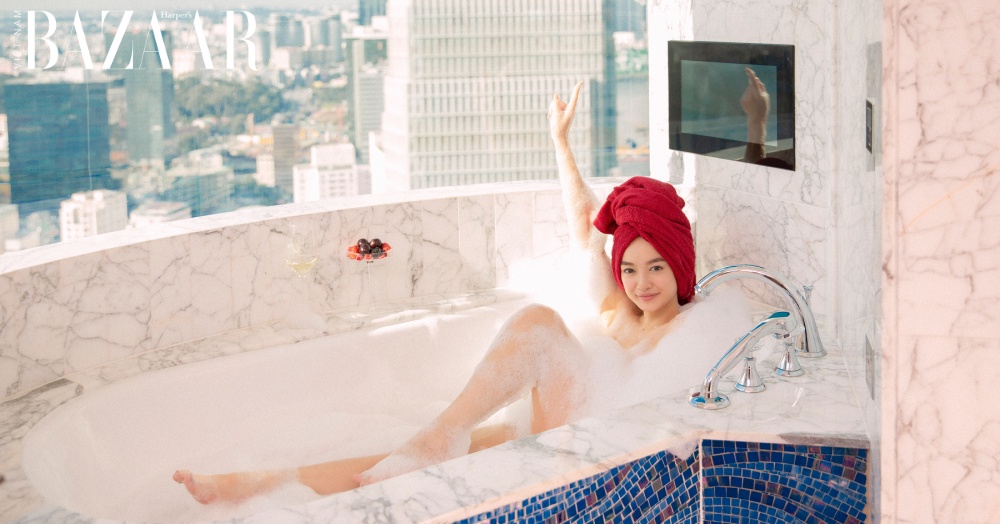Kaity Nguyễn tung loạt ảnh tắm bồn gợi cảm tại penthouse sang trọng 2