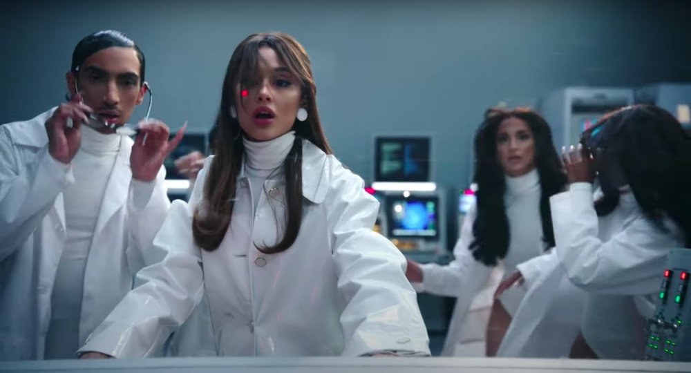 Ariana Grande hóa thân thành nữ robot gợi cảm trong MV 34+35 3